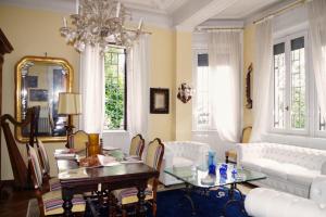 uma sala de estar com um sofá e uma mesa em Villa Puccini em Venegono Superiore