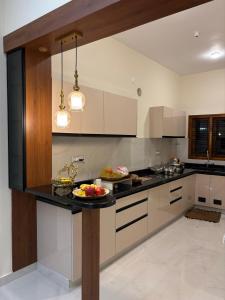 Kuchyň nebo kuchyňský kout v ubytování Rustic Ultra-Spacious 4BHK w Parking and Garden