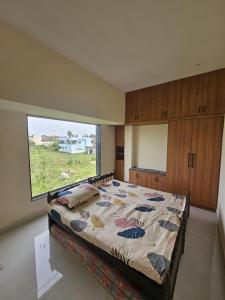 Postel nebo postele na pokoji v ubytování Rustic Ultra-Spacious 4BHK w Parking and Garden