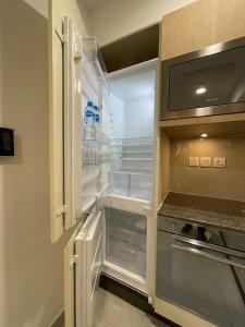 Η κουζίνα ή μικρή κουζίνα στο Sapphire 1BHK Studio DHA 5 Lahore, Near Raya, Dolmen Mall