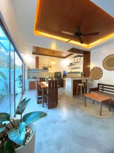 Kuchyň nebo kuchyňský kout v ubytování The Hide El Nido Villas