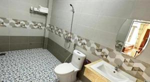 ein Badezimmer mit Toilette und Waschbecken in der Unterkunft Phi Mai Hotel in Ấp Vĩnh Tây (2) + 11 Fotos