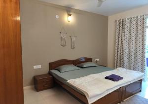 Villa Neesham Grande في بيناوليم: غرفة نوم بها سرير ونافذة +33 صورة