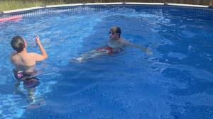 Bazén v ubytování Large deck hot tub massage chair and seasonal swimming pool nebo v jeho okolí