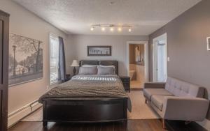 Postel nebo postele na pokoji v ubytování Large deck hot tub massage chair and seasonal swimming pool + 21 fotografií