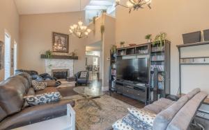 TV a/nebo společenská místnost v ubytování Large deck hot tub massage chair and seasonal swimming pool