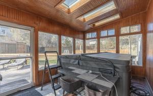 Fotografie z fotogalerie ubytování Large deck hot tub massage chair and seasonal swimming pool v destinaci Yellowknife