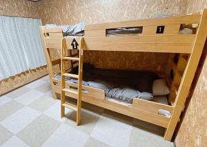 岩見沢市にある岩見沢一棟貸し 最大12名宿泊可能 Sorapaku Shibun Sky Houseの二段ベッド1組(二段ベッド2台付)が備わる客室です。