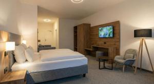 een hotelkamer met een bed en een bureau bij Hotel Goldene Rose in Reutte