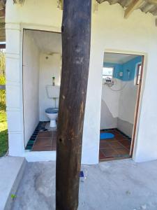 Riverview Cottage : حمام مع مرحاض وعمود