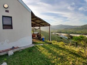 Riverview Cottage : بيت ابيض مطل على نهر