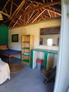 Riverview Cottage : غرفة بها سرير ومكتب ومرآة