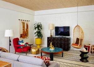 Una sala de estar con un sofá y un televisor. en Parker Palm Springs, en Palm Springs