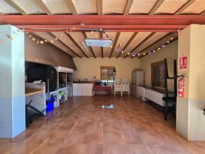 Una sala de estar con cocina y comedor. en Los ferreles, en El Sabinar