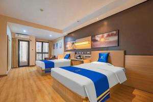 Postel nebo postele na pokoji v ubytování IU Hotel Chengdu High-Tech Zone Longhu Times Street