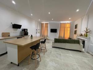 Телевизор и/или развлекательный центр в O Portes des HALLES 2