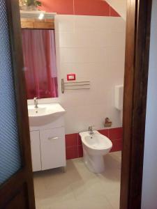 bagno con lavandino e servizi igienici di La Meridiana Bed & Bike a Celico