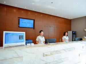 two women sitting at a bar in a lobby at City Comfort Inn Xianning South Station Wanda in Wenquanzhen