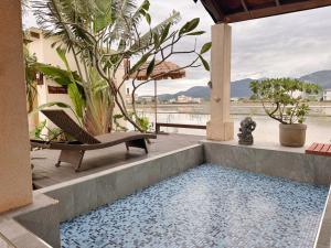 Cảnh núi rừng hoặc tầm nhìn ra núi từ chỗ nghỉ nhà dân