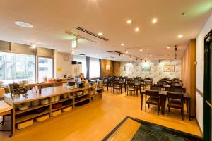 福岡市にある シーサイドホテルツインズももちのレストラン内のダイニングルーム(テーブル、椅子付)