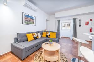 een woonkamer met een bank en een tafel bij Apartamento Karolvaz V in Silves