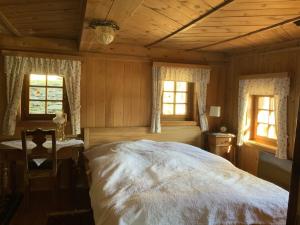 Ένα ή περισσότερα κρεβάτια σε δωμάτιο στο old Gneser house 1564