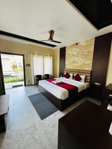 Kumar Green Resort في Jāmb: غرفة نوم بها سرير كبير في الغرفة