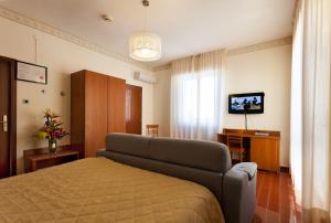 A television and/or entertainment centre at Parking Hotel Giardino