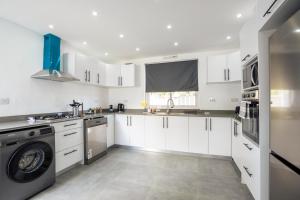 Køkken eller tekøkken på Villa Roche Noire with Pool- 4 mins from Beach