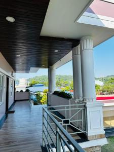 Kumar Green Resort في Jāmb: منظر من الشرفة على مبنى +27 صورة