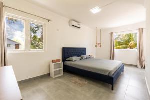 En eller flere senge i et værelse på Villa Roche Noire with Pool- 4 mins from Beach