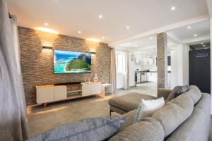 Et tv og/eller underholdning på Villa Roche Noire with Pool- 4 mins from Beach