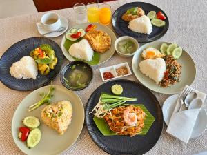 Mariya Boutique Hotel At Suvarnabhumi Airport في لاكريبنغ لاد: طاولة عليها أطباق من الطعام +34 صورة