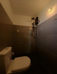 een badkamer met een toilet en een douche bij Pinna Eco in Galle