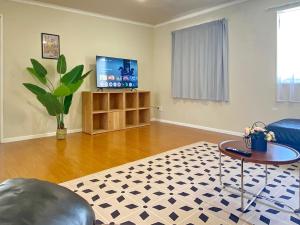 a living room with a tv and a table at Kingsland Big Family Comfort House in Auckland +29 photos