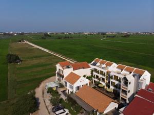 ホイアンにあるHoian Tranquil Lodge - Chon Binh Yenの家屋・畑の上景