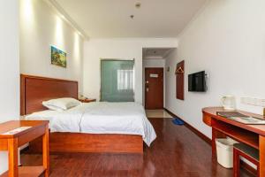 Μια τηλεόραση ή/και κέντρο ψυχαγωγίας στο GreenTree Inn Yancheng Vehicle Administrative office Test Center Express Hotel