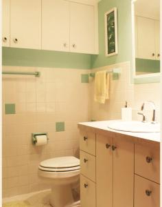 Ένα μπάνιο στο Glenmore Airport Guesthouses, Stylish & Convenient