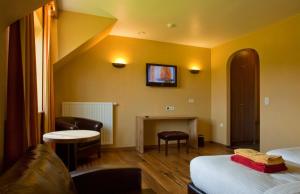 a hotel room with two beds and a fireplace at Country Lodge Hotel Moriaanshoofd in Oudenaarde