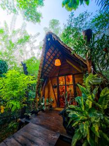 Κήπος έξω από το Chika's Place River View Udawalawa