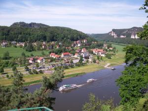 una vista aérea de un pequeño pueblo en un río en Ferienwohnung Zum Lilienstein, en Bad Schandau