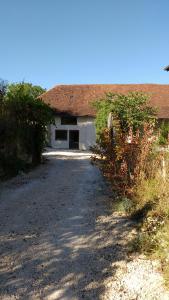 a house with a gravel driveway in front of it at Hôtel - Gîte de Pressins in Pressins
