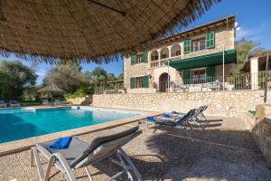 un complejo con piscina y 2 sillas de césped en Son Capellet by Rentallorca, en Petra