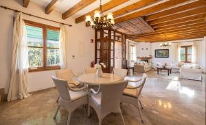 Un comedor con mesa y sillas en Son Capellet by Rentallorca, en Petra