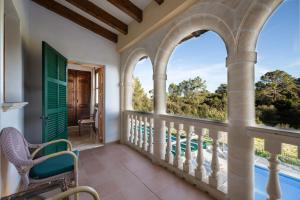 Una habitación con balcón con vista a la piscina. en Son Capellet by Rentallorca, en Petra