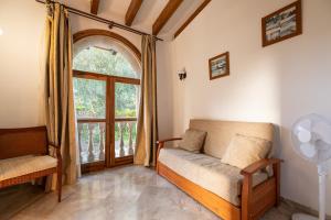 Una sala de estar con un sofá y una ventana. en Son Capellet by Rentallorca, en Petra 34 fotos más