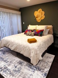 Ένα ή περισσότερα κρεβάτια σε δωμάτιο στο Point Vernon King Garden Retreat