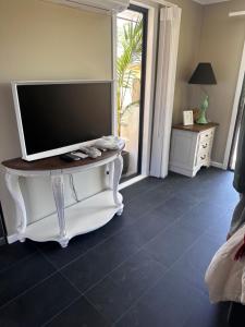 Μια τηλεόραση ή/και κέντρο ψυχαγωγίας στο Point Vernon King Garden Retreat