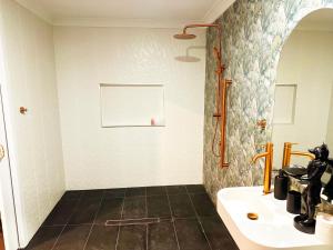 Ένα μπάνιο στο Point Vernon King Garden Retreat