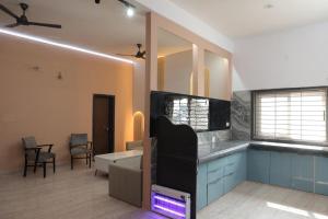 ein Wohnzimmer mit einem Schminktisch und einem Spiegel in der Unterkunft Premium Place in Chittaurgarh